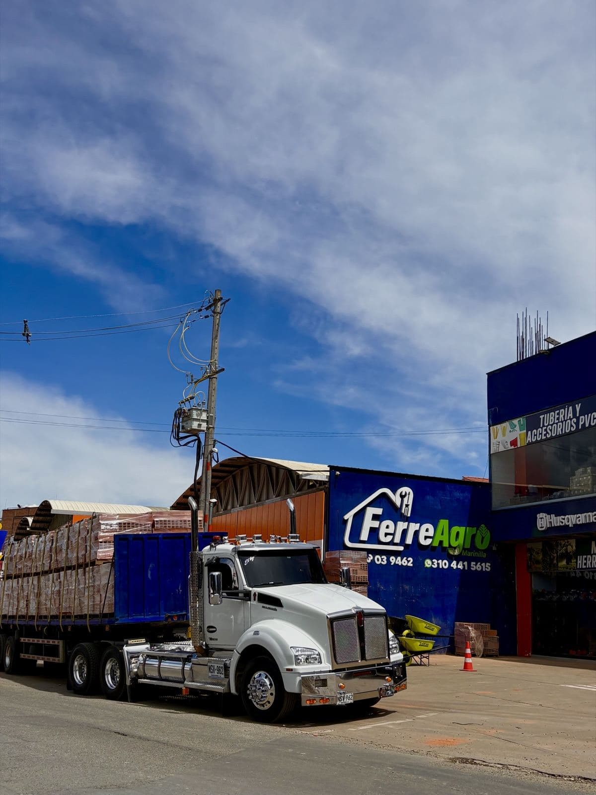 Fachada de FerreAgro Marinilla con camión de despacho